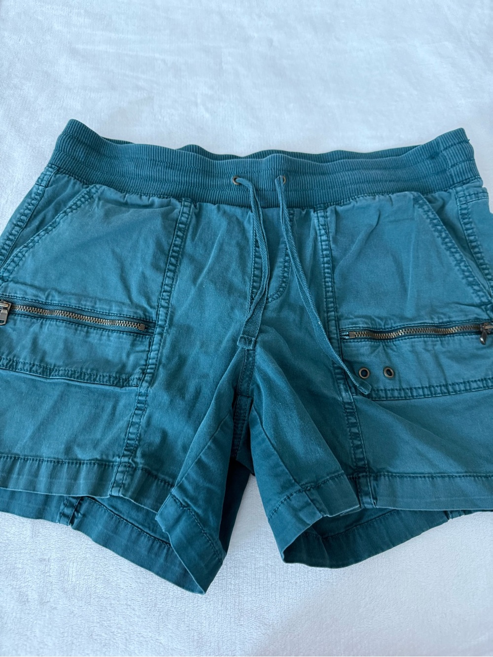 Sonoma Teal cargo shorts with zipper pockets and elastic band Size 8 E19